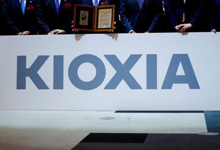 铠侠上个交易日崩跌 因这券商调高目标价今又翻身大涨 铠侠股价上周五重挫23%,因上季财报不如市场预期。(路透)