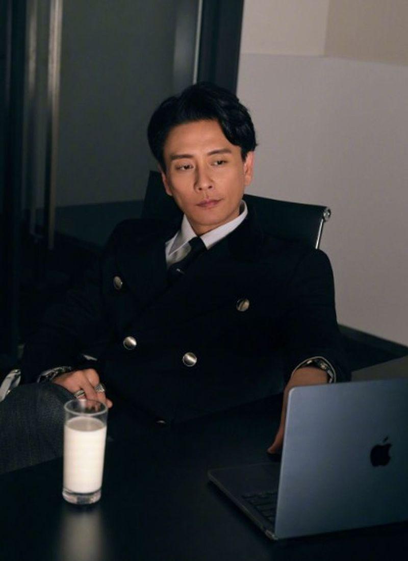 黄宗泽被传「新闻女王2」片酬为一集50万港币。(取材自微博)