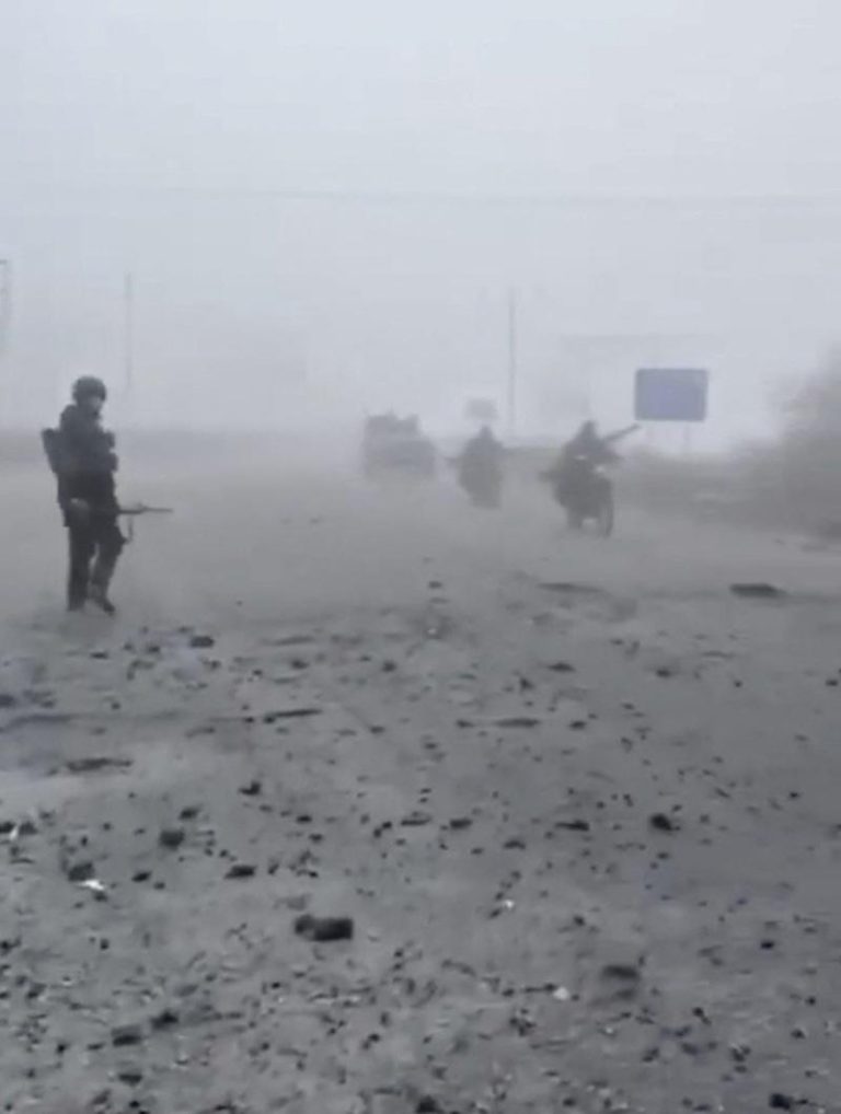 俄罗斯国防部:俄军再夺乌东3座村庄 图为俄国士兵进入乌克兰波克罗夫斯克(Pokrovsk)的画面,此画面截取自2025年11月10日社群媒体影片。路透