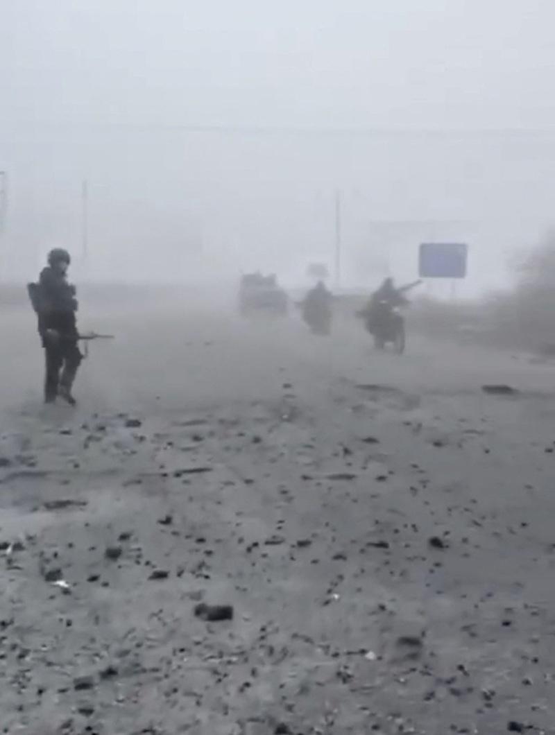 图为俄国士兵进入乌克兰波克罗夫斯克(Pokrovsk)的画面,此画面截取自2025年11月10日社群媒体影片。路透