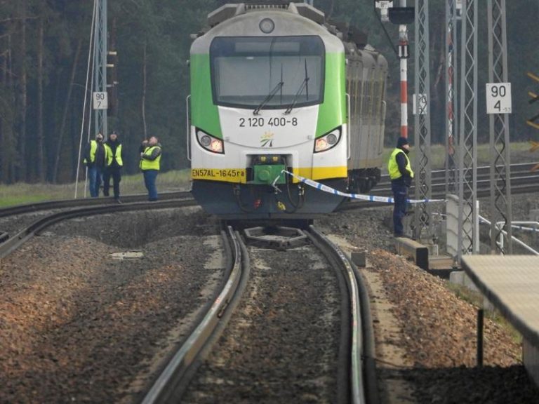 波兰火车司机通报铁路受损 总理证实遭爆炸设备破坏 波兰总理图斯克(Donald Tusk)17日证实,16日发生在首都华沙(Warsaw)至东南部城市卢布尔(Lublin)铁路在线的爆炸事故是人为破坏所致。图为现场围起封锁线。路透