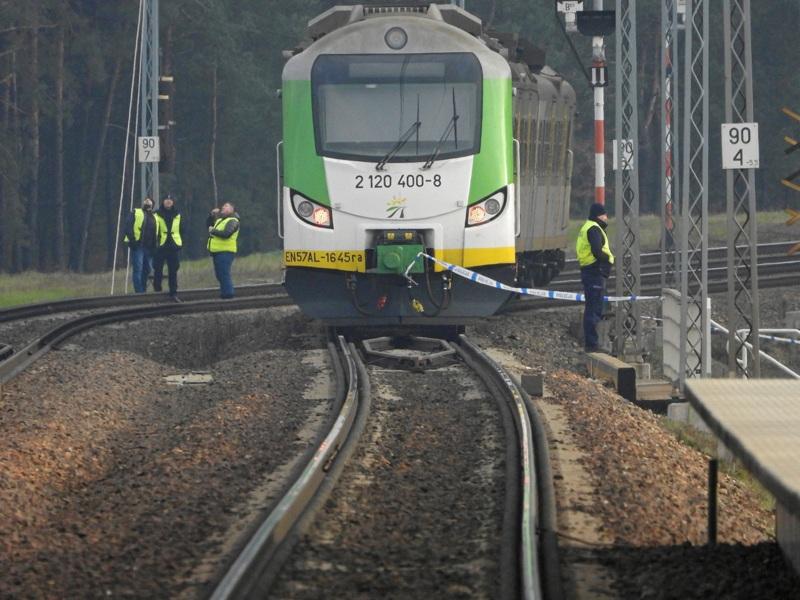 波兰总理图斯克(Donald Tusk)17日证实,16日发生在首都华沙(Warsaw)至东南部城市卢布尔(Lublin)铁路在线的爆炸事故是人为破坏所致。图为现场围起封锁线。路透