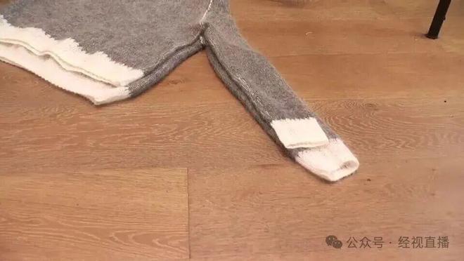 李女士表示收到的衣服严重缩水。(取材自经视直播)