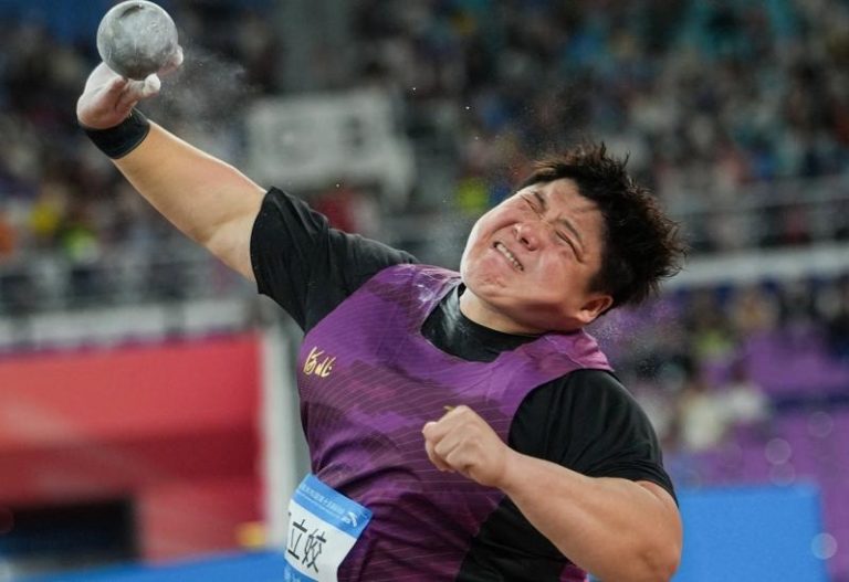 河北队选手巩立姣在15日比赛中。(新华社)