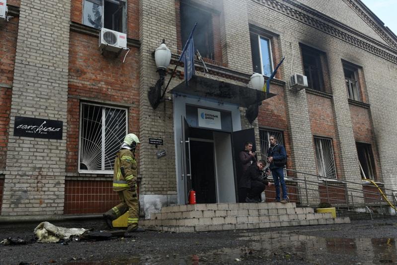 乌克兰公共广播电视台Suspilne18日凌晨表示，俄罗斯无人机夜袭第聂伯罗市，造成该公司及乌克兰电台（Ukrainian Radio）当地编辑部所在的大楼受损。路透