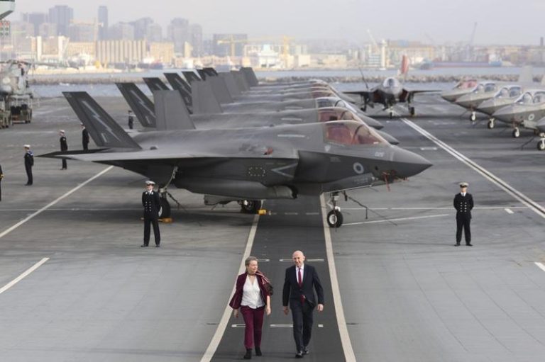 英威尔斯亲王号航舰地中海演训 声明达完全作战能力 英国国防大臣希利(右)17日在与外交大臣古柏(左)一同访问意大利期间,登上泊靠于南部那不勒斯市沿岸的英国最先进航空母舰「威尔斯亲王号」,并与意大利防长和外长会谈。(英国国防部提供)中央社