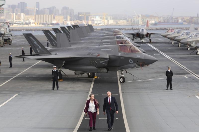 英国国防大臣希利(右)17日在与外交大臣古柏(左)一同访问意大利期间,登上泊靠于南部那不勒斯市沿岸的英国最先进航空母舰「威尔斯亲王号」,并与意大利防长和外长会谈。(英国国防部提供)中央社