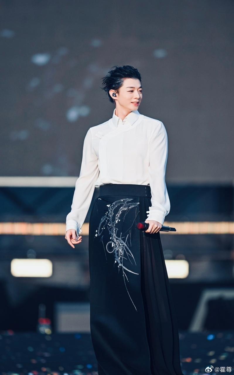 中国歌手霍尊在南京江豚音乐节演出。（取材自微博）