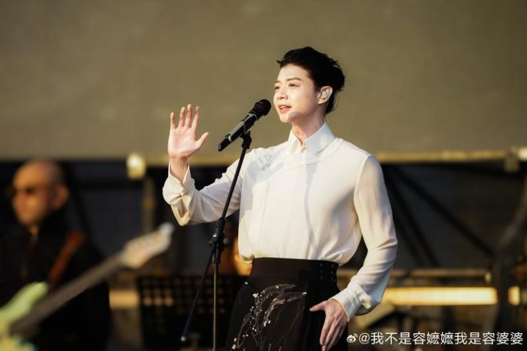 中国歌手霍尊复出的消息冲上热搜。（取材自微博）