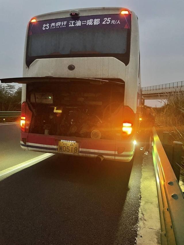 乘客被困高速。(取材自封面新闻)