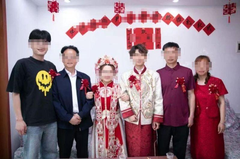 申明办婚礼,新娘子的名字、年龄是假的,连嫁妆存款单、金条也是假的,甚至女方的父母亲也是花钱的临演。(取材自微博)