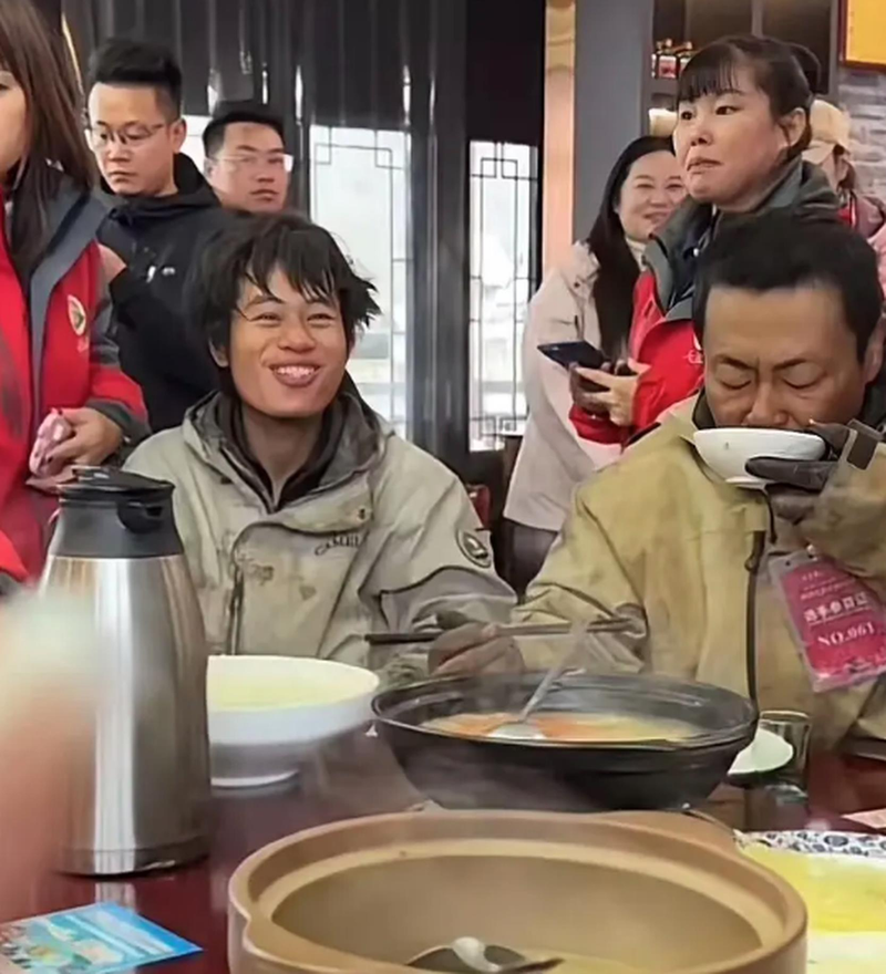 14名参赛者开心享用鸡汤等美食。(视频截屏)