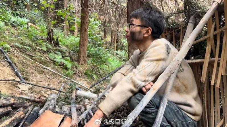 14名参赛者开心享用鸡汤等美食。(视频截屏)