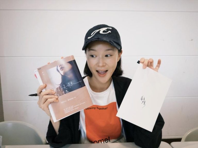 钟瑶亲自参与新书发行的过程。（图／星星相艺提供）