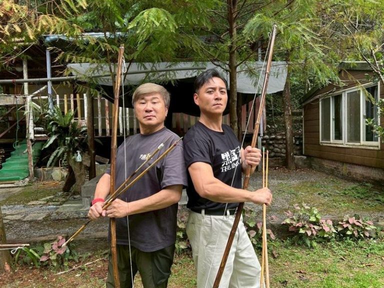 胡瓜(左)和郑人硕(右)一起赴乌来旅游。（图／下面一位提供）