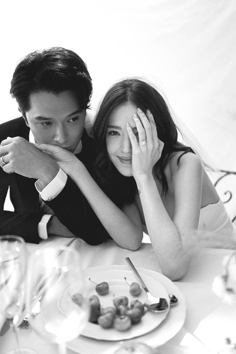 许玮宁(右)和邱泽婚纱照曝光。(图/夏朵创意行销提供)