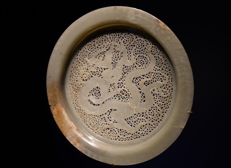 国立故宫博物院策划的「龙」特展,17日晚间在巴黎布朗利河岸博物馆登场,呈现龙在历史与文化中的多重意涵。(中央社)