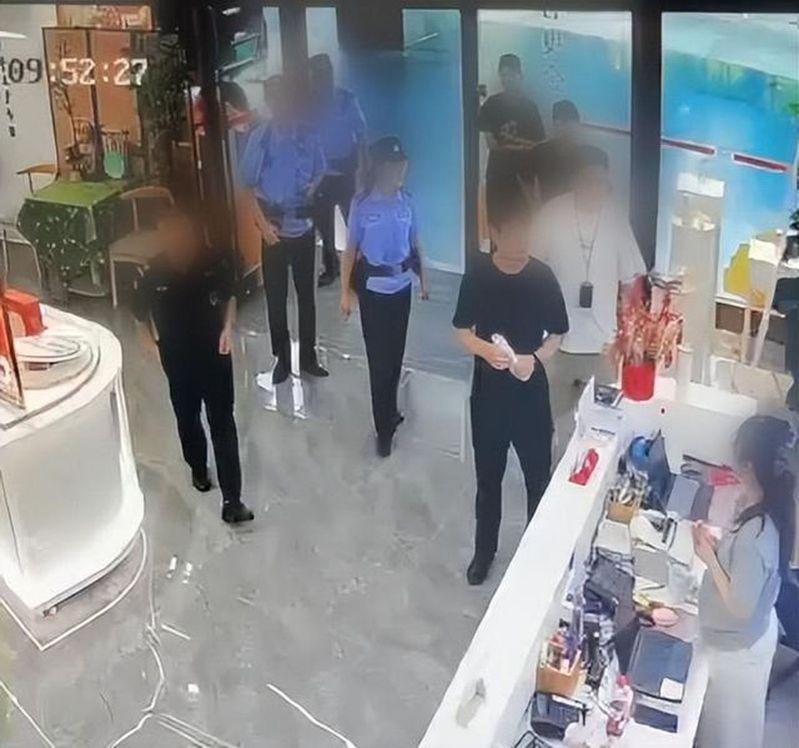 北京一名男子因在微信群转发一篇涉及湖南地方官员与教师的举报文章,竟遭警方跨省传唤。引发网友对跨省执法与程序正义的关注。(取材自大风新闻)