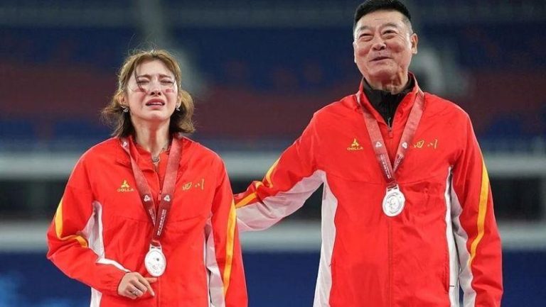 全运会/差0.04秒…吴艳妮百米栏只拿银牌 泪撒颁奖台 赛前豪言「只许成功」的吴艳妮,在领奖台上捂脸痛哭。(取材自凤凰网体育)