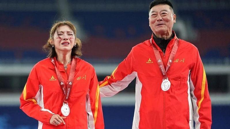 赛前豪言「只许成功」的吴艳妮,在领奖台上捂脸痛哭。(取材自凤凰网体育)