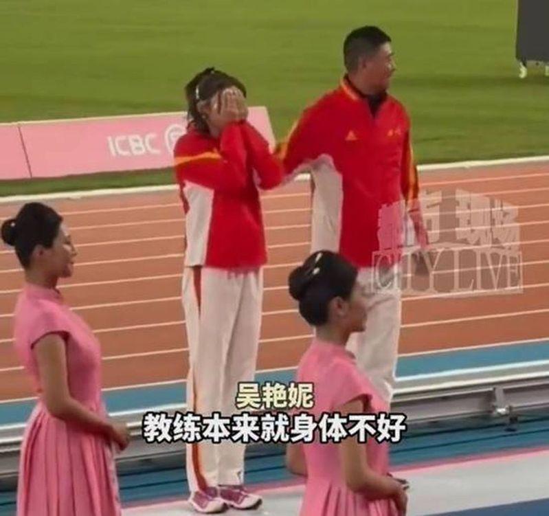 赛前豪言「只许成功」的吴艳妮,在领奖台上捂脸痛哭。(取材自凤凰网体育)