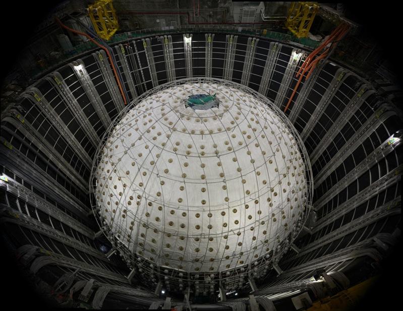 2024年10月9日拍摄的建设中的江门中微子实验中心探测器。(新华社)