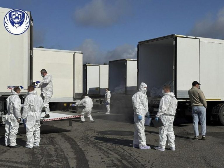 乌克兰:自俄罗斯接收1000具遗体 乌克兰机构「战俘处遇协调总部」提供的照片,在2025年9月,乌特种部队成员身着防护服,将1000具阵亡士兵遗体送返乌克兰。欧新社