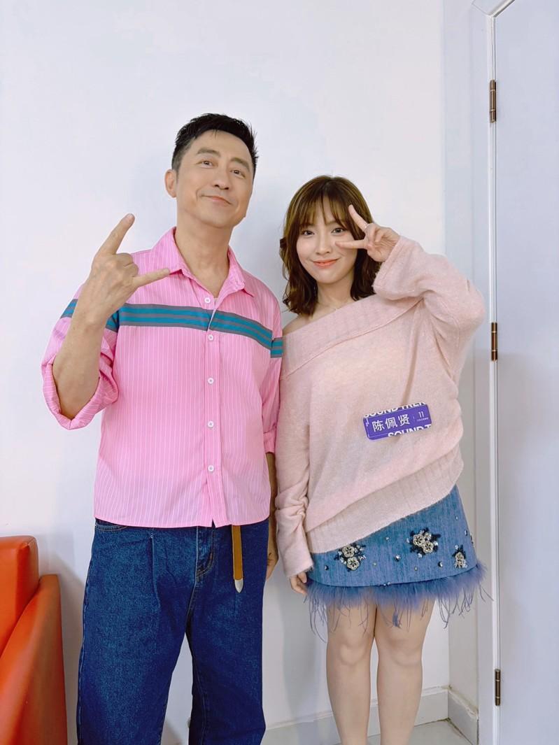 庾澄庆(左)鼓励陈佩贤享受舞台。(图/福茂唱片提供)