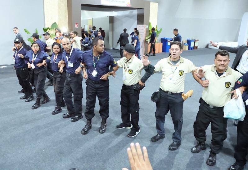 联合国气候峰会20日下午一点多蓝区国家馆突然发生大火，馆方紧急疏散人员并拉起封锁...