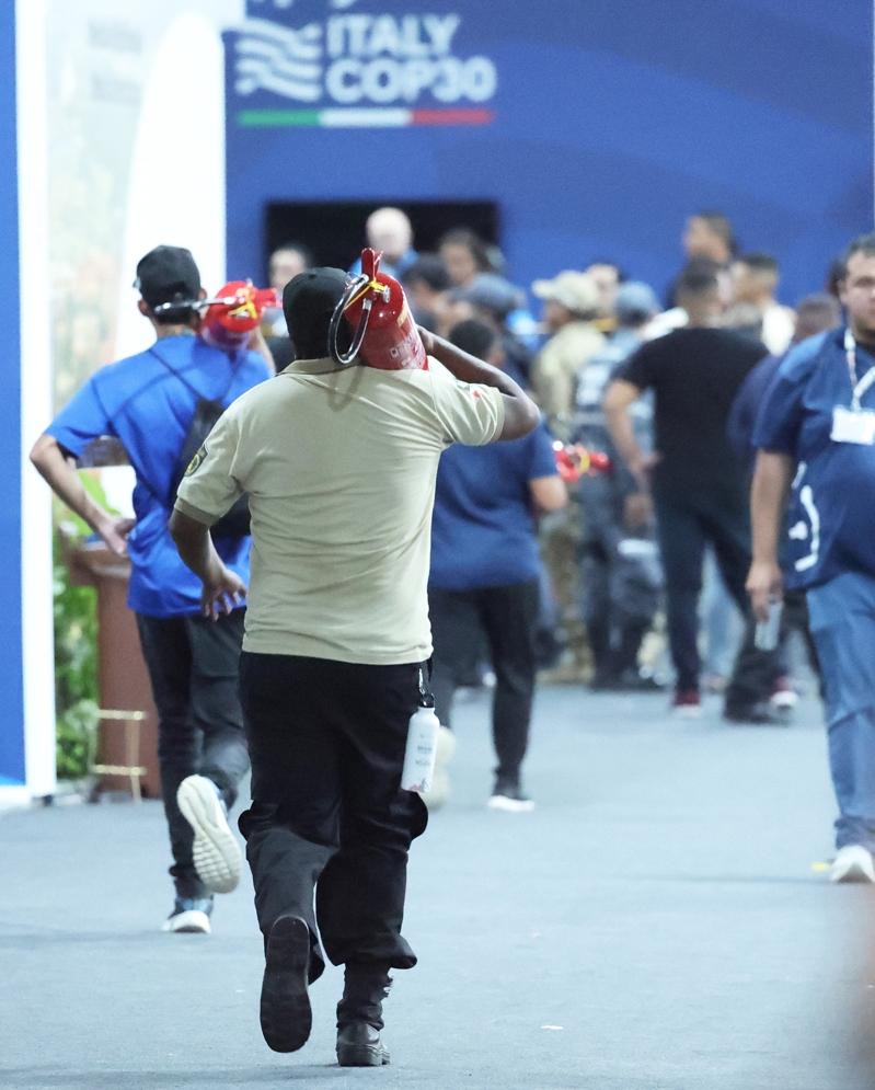 联合国气候峰会20日下午一点多蓝区国家馆突然发生大火，馆方紧急疏散人员并拉起封锁...