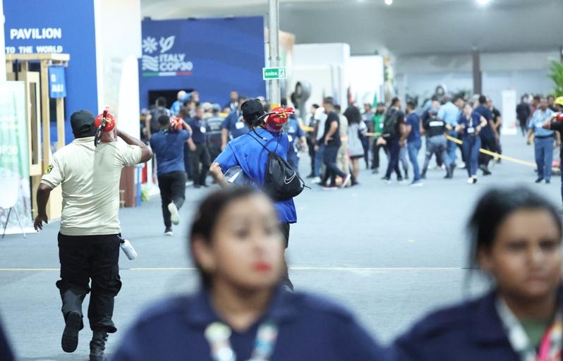 联合国气候峰会20日下午一点多蓝区国家馆突然发生大火，馆方紧急疏散人员并拉起封锁...