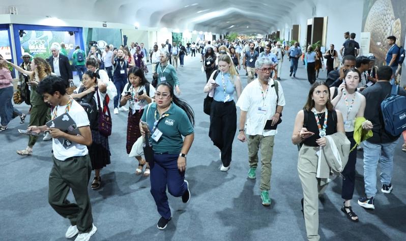 联合国气候峰会20日下午一点多蓝区国家馆突然发生大火，馆方紧急疏散人员并拉起封锁...