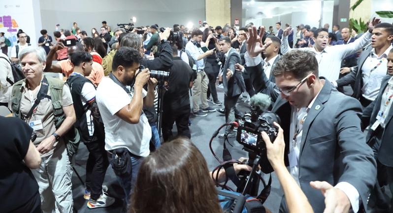 联合国气候峰会20日下午一点多蓝区国家馆突然发生大火，馆方紧急疏散人员并拉起封锁...