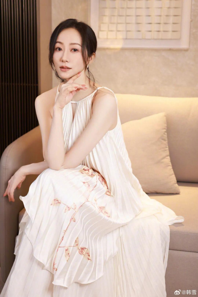 演员韩雪直播卖棉拖，打破高冷形象。(取材自红星新闻)