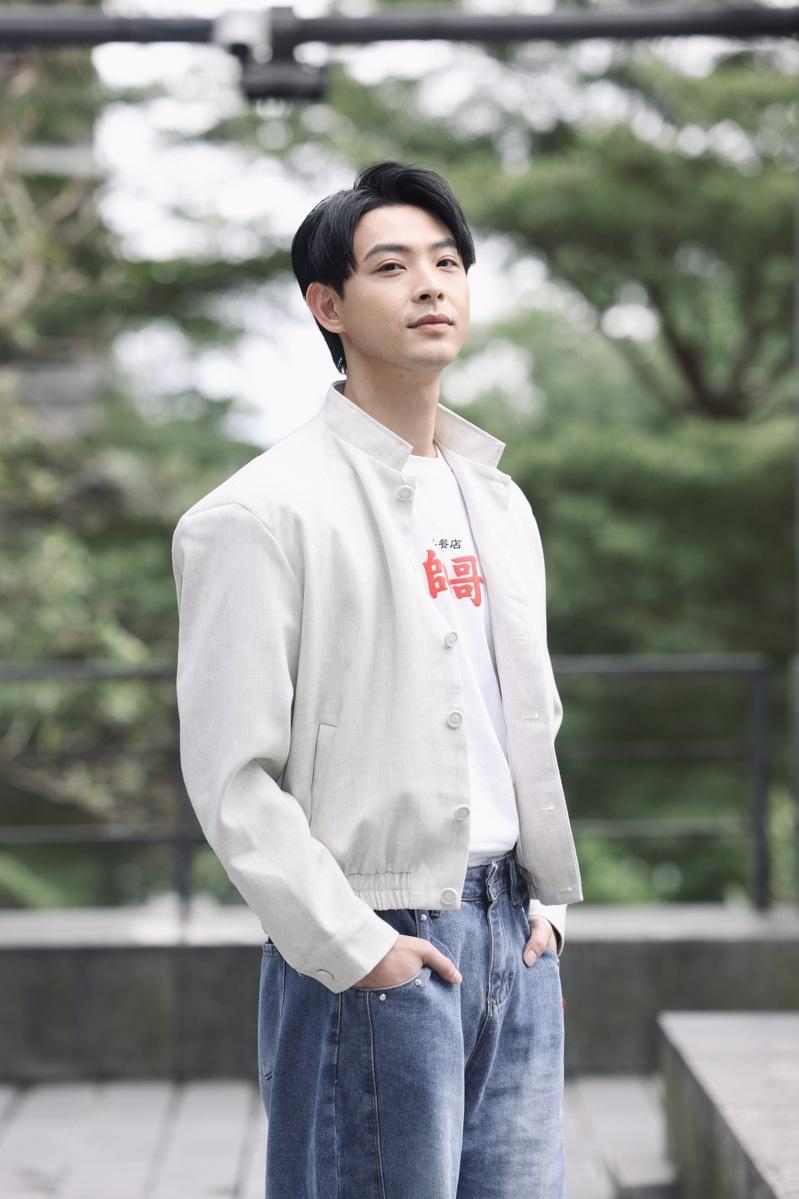 刘品言（左图）和连晨翔喜迎爱女出生。（取材自脸书）