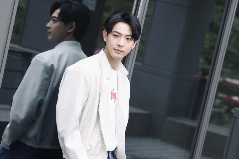 刘品言（左图）和连晨翔喜迎爱女出生。（取材自脸书）