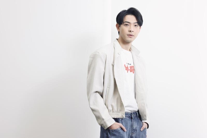 刘品言（左图）和连晨翔喜迎爱女出生。（取材自脸书）