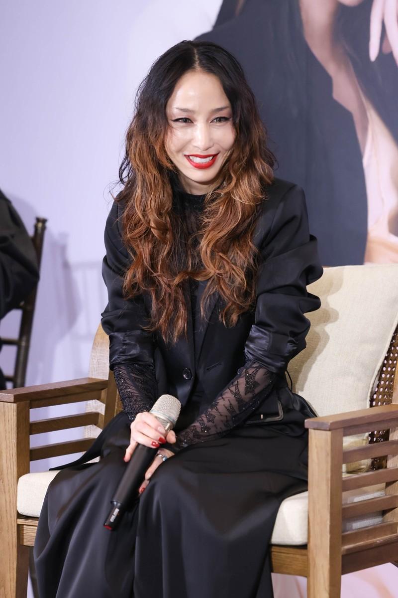 中岛美嘉手比爱心。记者林士杰／摄影