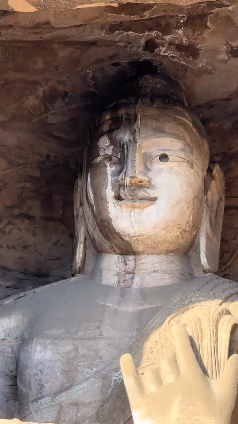 网友拍到大同云冈石窟大佛「流鼻涕」。(取材自极目新闻)
