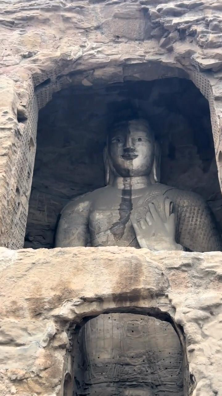 网友拍到大同云冈石窟大佛「流鼻涕」。(取材自极目新闻)