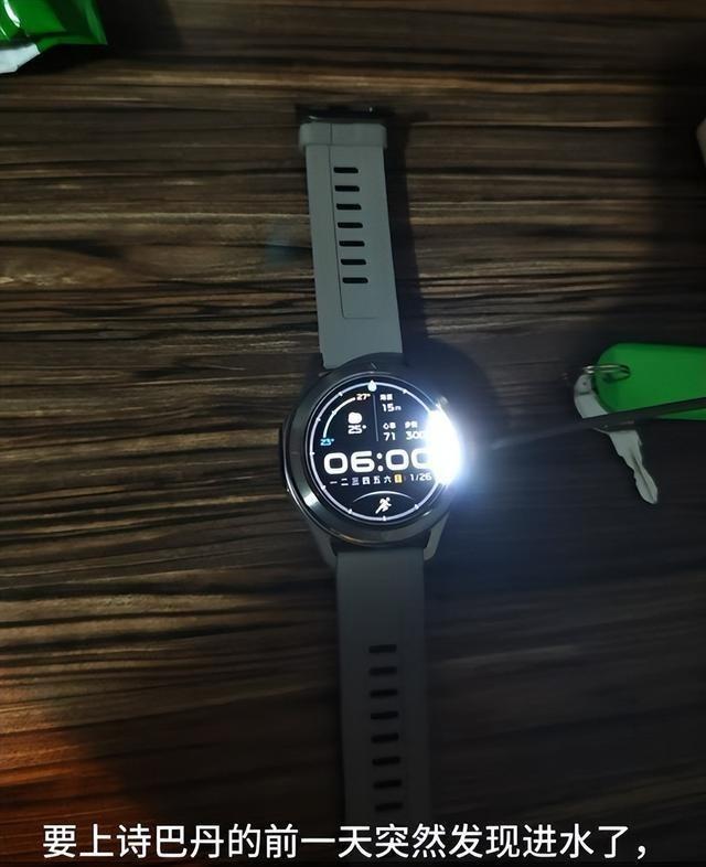网友发现小米潜水手表进水。（视频截屏）