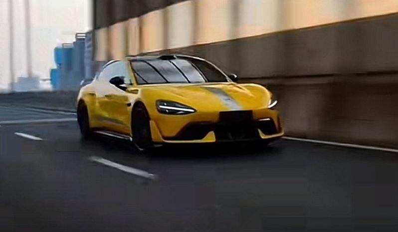 小米SU7 Ultra的「挖孔机盖」纠纷,引发车主集体提告。(视频截屏)