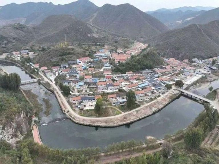 地下水有金子 钻机打井轰鸣震全村 据村民介绍,目前只有位于清河沿村河北岸的村民家里,地下水里含有金元素,河南岸的村民家则无法「抽水吸金」。 (取材自新京报)