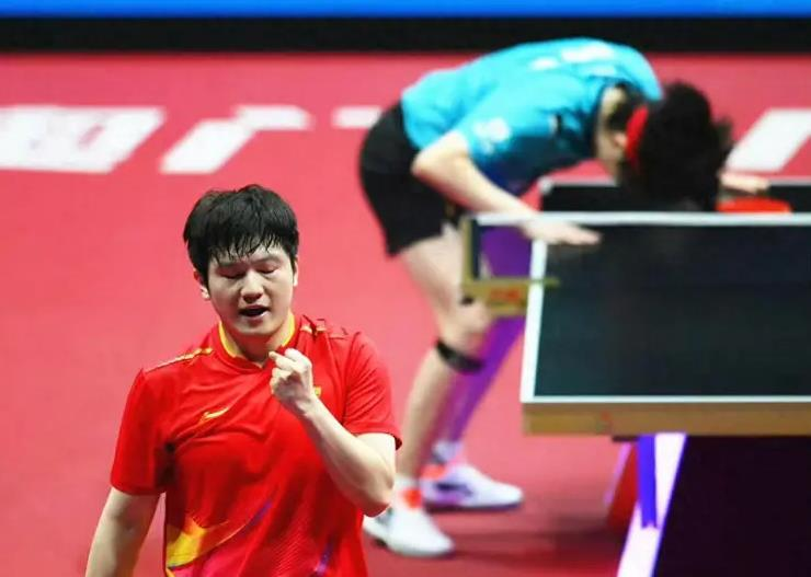 王楚钦(后)输给樊振东(前)瞬间情绪失控，俯身用前额重重砸向球台。(视频截屏)