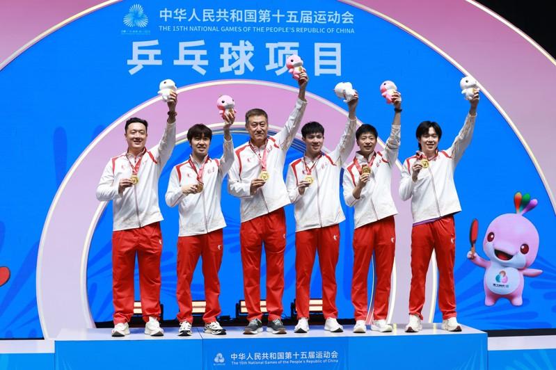 王楚钦(后)输给樊振东(前)瞬间情绪失控，俯身用前额重重砸向球台。(视频截屏)