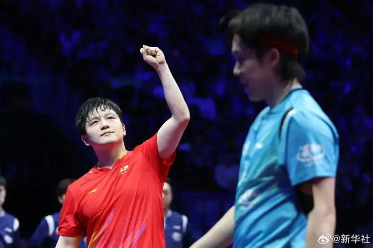 王楚钦(后)输给樊振东(前)瞬间情绪失控，俯身用前额重重砸向球台。(视频截屏)
