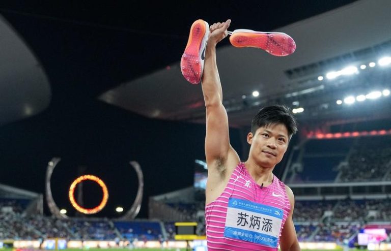 第十五届全国运动会田径项目男子4X100米接力决赛后，广东队选手苏炳添向观众致意。（新华社）
