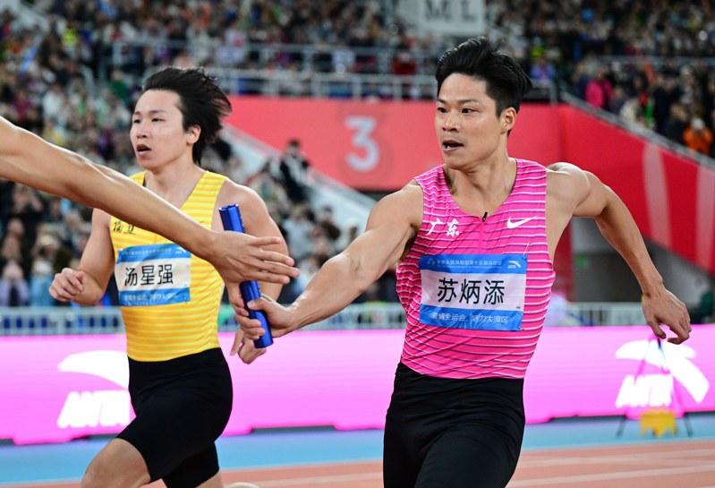第十五届全国运动会田径项目男子4X100米接力决赛后，广东队选手苏炳添向观众致意。（新华社）