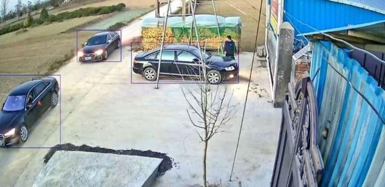 河南男开奥迪到工厂 后头为何跟着7辆奥迪 原因很搞笑 婚礼车队跟着张先生的奥迪开到了工厂。(取材自潇湘晨报)