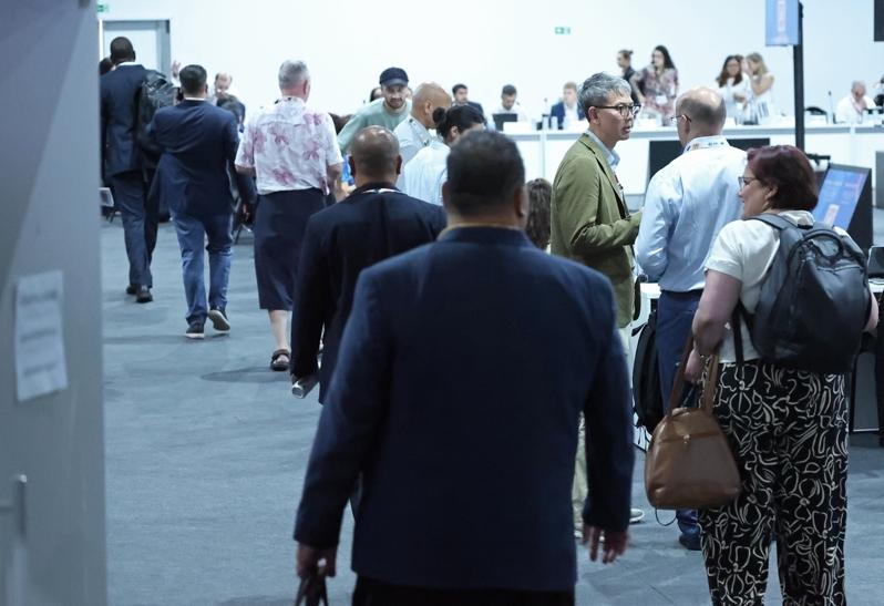 联合国气候峰会最后一天,「逐步脱离化石燃料路线图」成为本届峰会争论焦点,也让谈判陷入僵局,各国谈判代表持续就最后协定开会磋商。特派记者潘俊宏/巴西摄影